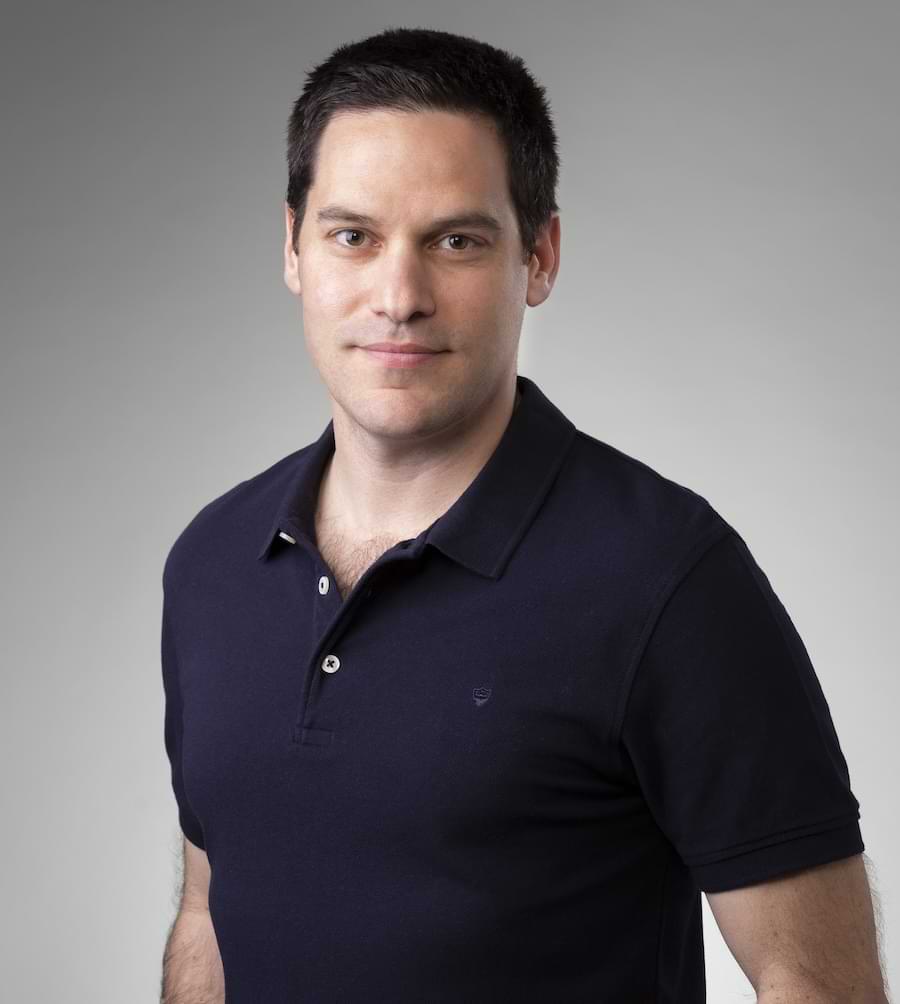 Headshot bio headshot of Ariel Gottfeld.