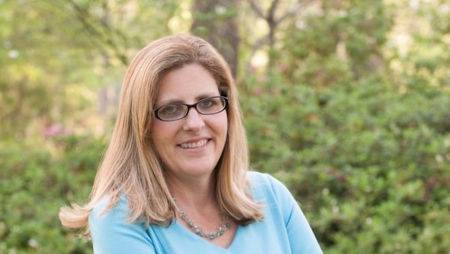 Headshot of Carrie Kahn.